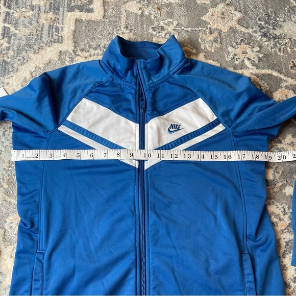 Nike Blue and White Windbreaker with Chevron Design - Picture 4 of 4